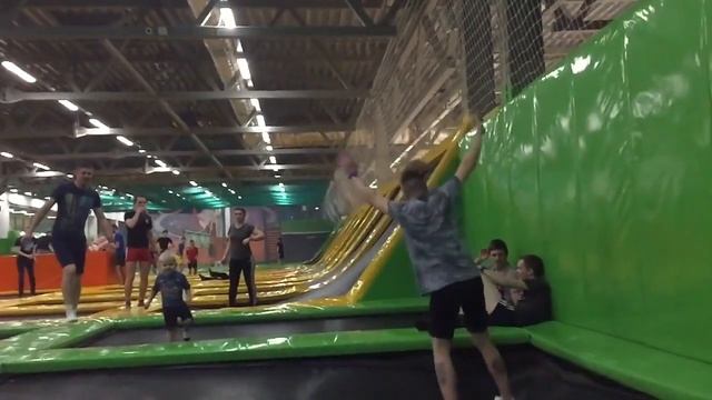 Двойное заднее сальто| батутный центр смотреть онлайн