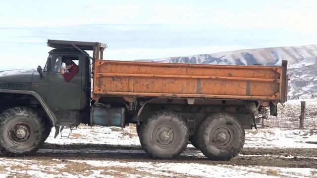 Трактор Беларусь против УРАЛ | 4x4 vs 6x6 смотреть онлайн