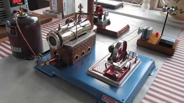 Wilesco D12 Steam Engine - Solo & Gennys смотреть онлайн