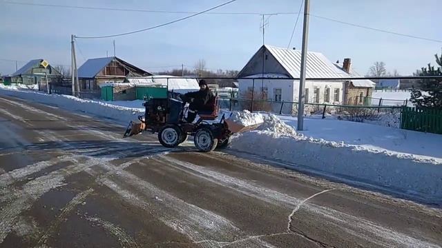 Самодельный мини-трактор-переломка. Уборка снега. смотреть онлайн