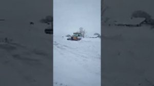 Двигаем снег ДТ-75  с доработанной лопатой.We move snow DT-75.