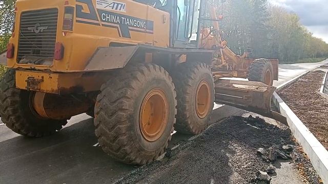 СПЕЦТЕХНИКА\ ГРЕЙДЕР\ ТРАКТОР С КОВШОМ\ СТРОЯТ НОВУЮ ДОРОГУ\ МАШИНЫ ПОМОЩНИКИ\ СТРОИТЕЛЬНЫЕ МАШИНЫ