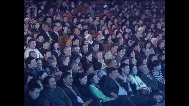 Бұл әнді тыңдай бергің келеді Есет Сәдуақасов пен Күнсұлу Тұрғынбекова - Махаббат мейрамы смотреть онлайн