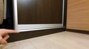 Двери-купе плохо ездят. Регулируем ролики и стопор.