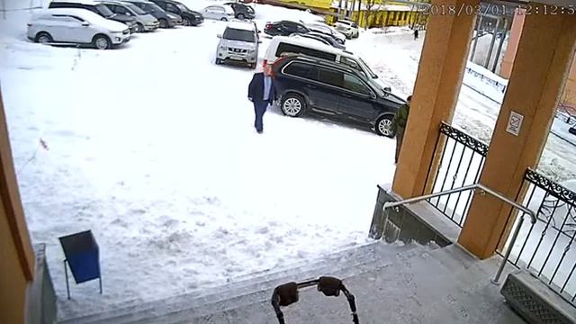 Мать с ребенком на видео едва не убил снег с крыши в Мурманске смотреть онлайн
