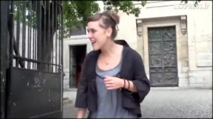 Француженка поёт на улице