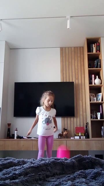 танец с мячом 😻 смотреть онлайн