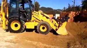 Погрузчик-экскаватор LiuGong 777A в работе| Погрузчики из Китая