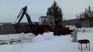Экскаватор ЮМЗ в действии (д. Агарино)