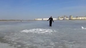 Спасатели провели урок безопасности на весеннем льду