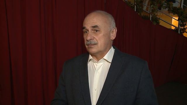 Полное погружение в театр: секрет популярности спектакля «Под небом Парижа» смотреть онлайн