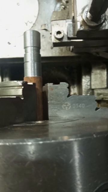 строгание шлицов на токарном с помощью ходового винта смотреть онлайн