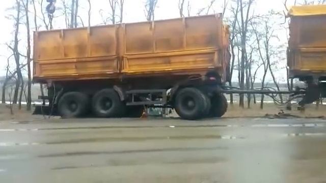 На Ставрополье КАМАЗ с прицепом из-за гололёда съехал в кювет смотреть онлайн