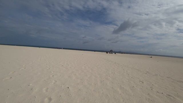 Пляж на острове Бамбу ( Баунти ) в низкий сезон 2019. Thailand. Phuket. смотреть онлайн