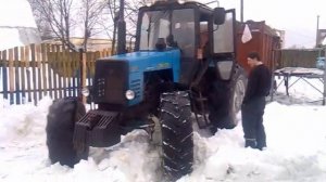 Трактор Мтз 1221 вытягивает прицеп зимой
