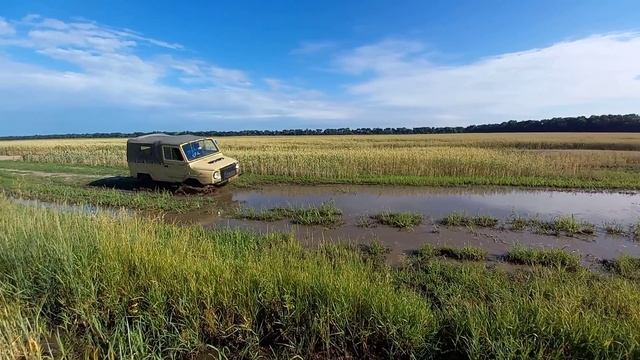 ЛуАЗ в болоте Внедорожник как танк лезет...ето совецкий автопром...купить можна за 500$ смотреть онлайн