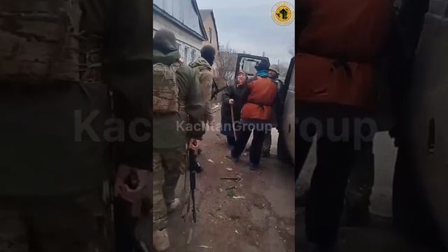 Жители Суджи встречают наших. смотреть онлайн