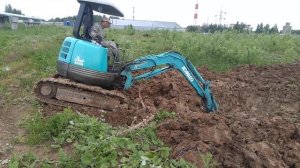 Мини-экскаватор Кобелко против мерзкого болота.