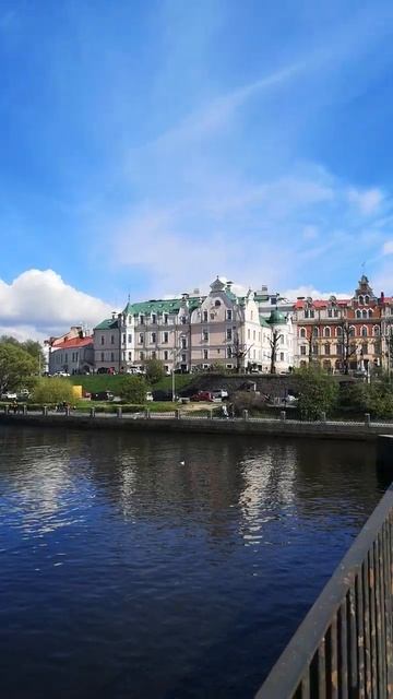 Идём по мосту к выборгскому замку #прогулкапешком #выборг #экскурсияпогороду смотреть онлайн