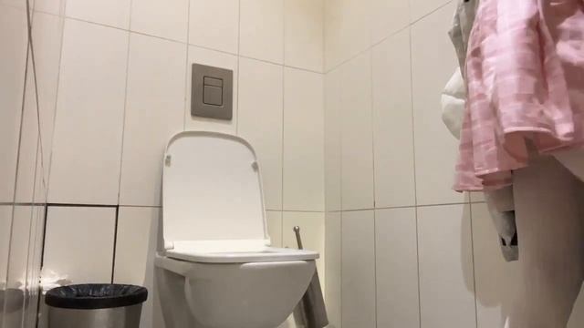 Засветила в туалете 😮 смотреть онлайн