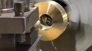 Процесс нарезания резьбы червячными передачами на токарном станке.