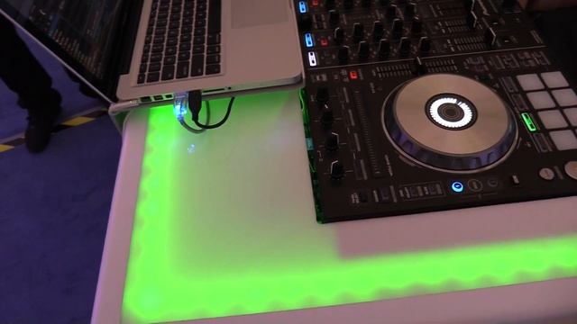 Scrim King featuring VERSA-TILE custom DJ frontboard stand display смотреть онлайн
