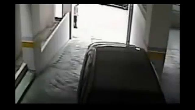 Бестолковая телка за рулем, прикольное видео смотреть онлайн