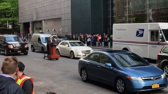 Melissa McCarthy, as Sean Spicer, drives podium through NYC streets смотреть онлайн