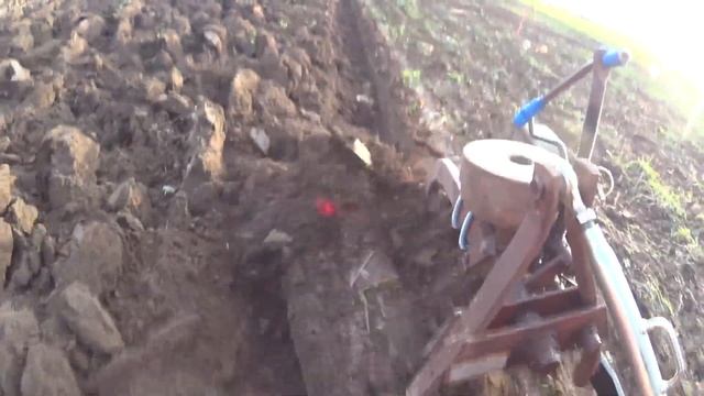 Оранка однокорпусним плугом по цілині і по розробленій землі! shifeng240 смотреть онлайн