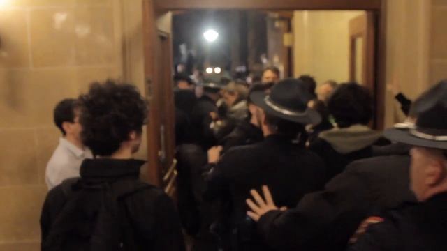 Crowd rushing WI Capitol doors смотреть онлайн