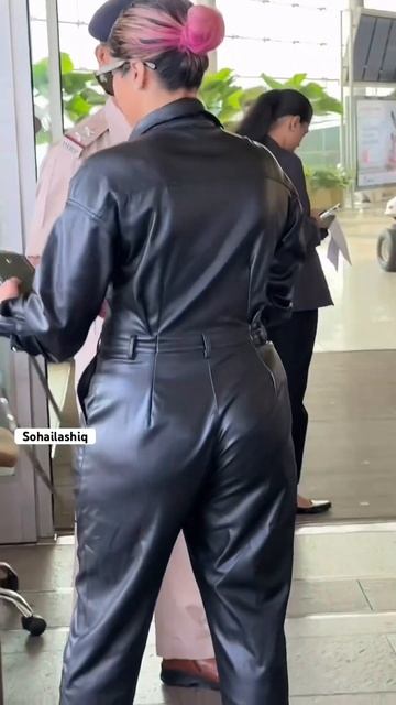 Guess who’s this diva in black leather jumpsuit ⁉️✈️ #instantbollywood #bollywood смотреть онлайн