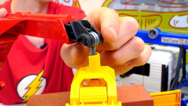 У БЕН 10 сломался Кран на машинке! - Видео игрушки для мальчиков. Новые игры машинки с Фёдором смотреть онлайн
