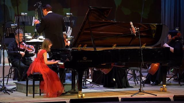 Йозеф Гайдн, Концерт для фортепиано с оркестром (ре мажор, 3 часть). Солистка - Лилия Койдан, 10 лет смотреть онлайн