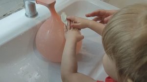 Приколы. Наливаем в шарик воды. Игры с детьми. Интересное шоу с шариками. Эксперимент для детей