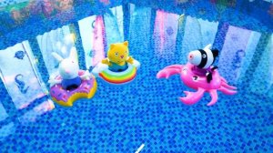 Кушаем мороженое и плаваем в бассейне! Видео для детей Свинка Пеппа про игрушки