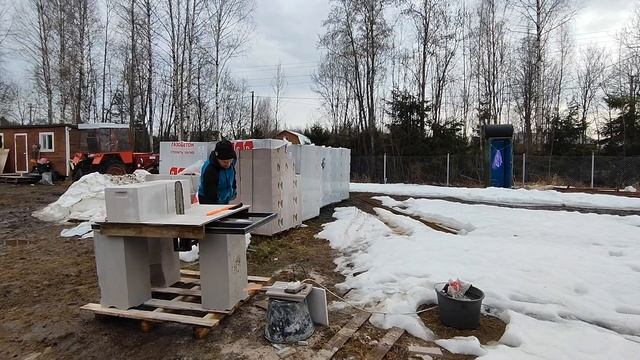 дом из газобетона 4 ряд готов, оконные проемы видны продолжаем стройку смотреть онлайн