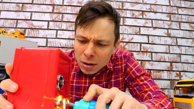 Видео для мальчиков - Бен Тен потерял сейф! Новые серии с БЕН 10 про машинки смотреть онлайн