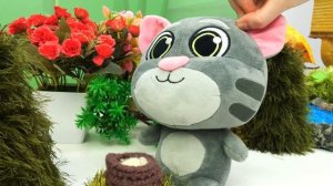 Кота Тома укусила пчела! Видео для детей про игрушки. Веселые игры в игрушки Говорящий Том