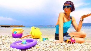 Веселые видео для детей. Машинки и игрушки на пляже ищут буквы. Давай почитаем с Капуки Кануки