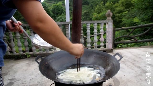 苗大姐家公鸡配糍粑辣椒，一大碗的辣鸡粉，吃得汗水长流，过瘾！【苗阿朵美食】 смотреть онлайн