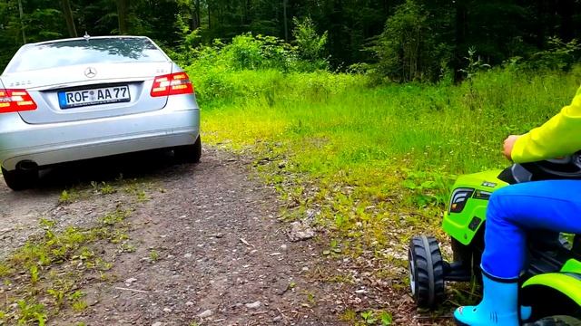 Малыш на тракторе застрял в грязи. Трактор в грязи смотреть онлайн