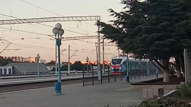 Электропоезд ЭП2Д на закате Евпатории КЖД(ЮППК) 2020 смотреть онлайн