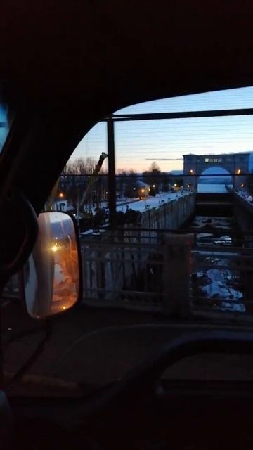 Углич! Автокран чуть не упал с 20 метровой высоты смотреть онлайн