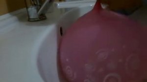 Набираю шарик водой