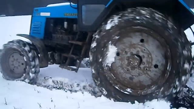 Трактор МТЗ 920 Беларус пашет поле зимой по снегу. plowing a field #vseklevo #синийтрактор смотреть онлайн
