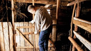 Жизнь в деревне на краю леса. Простая еда, приготовленная на дровяной печи. Ремонт дома