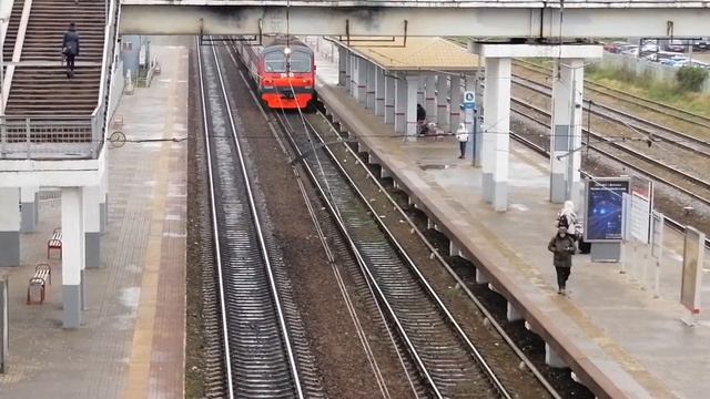 Meeting of a double decker train and a suburban electric train at the station смотреть онлайн
