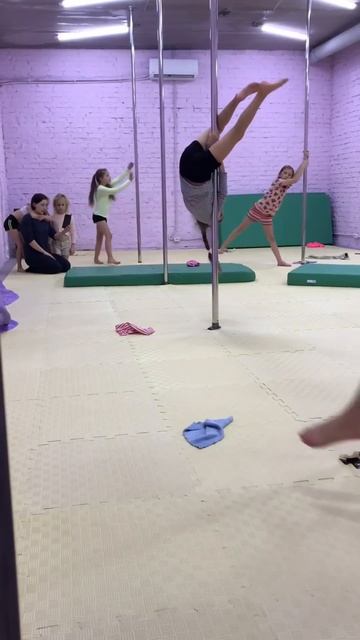 Pole dance. Діти смотреть онлайн