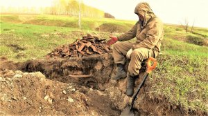 С виду обычный бугор это сброс!!! Тонны металла были под насыпью. Коп металлолома загрузился полняко