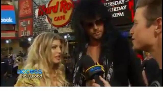 Fergie and Josh Access Hollywood Interview at -Rock Of Ages- Premiere смотреть онлайн